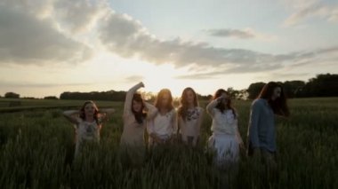 genç kadın alan içinde