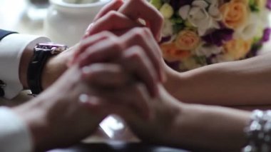 Gelin ve damat el ele tutuşuyorlar.