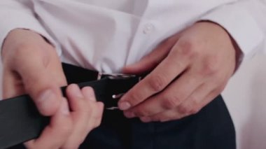 Adam kadar düğmelerini pantolon kemer