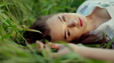 genç kadın çayırda yalan