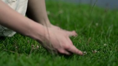 çim dokunmadan eller