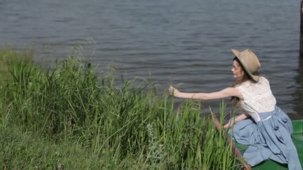 Jeune femme près du lac — Video