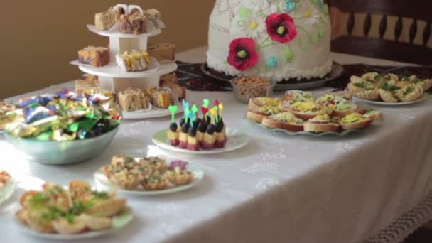 Свадебные блюда и торт — стоковое видео