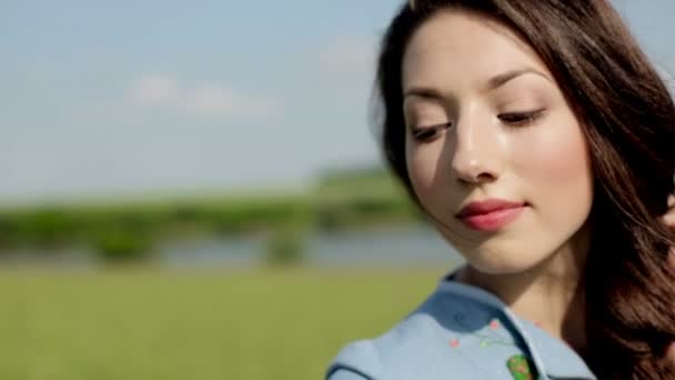 Jonge vrouw in het veld — Stockvideo