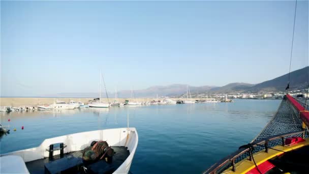 Barcos y barcos en el puerto — Vídeo de stock