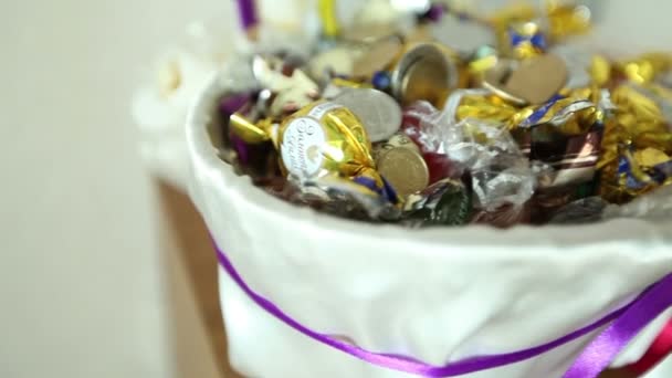 Весілля цукерки в кошик — стокове відео