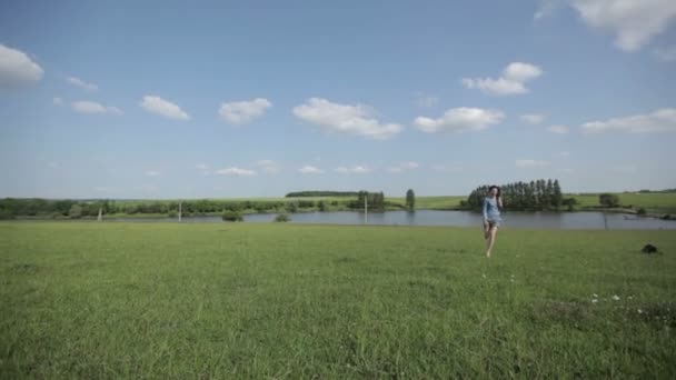 Jovem mulher correndo no campo — Vídeo de Stock