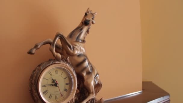 Mantel y relojes con estatua de caballo — Vídeos de Stock