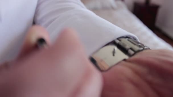 Homme mettre sur la montre — Video