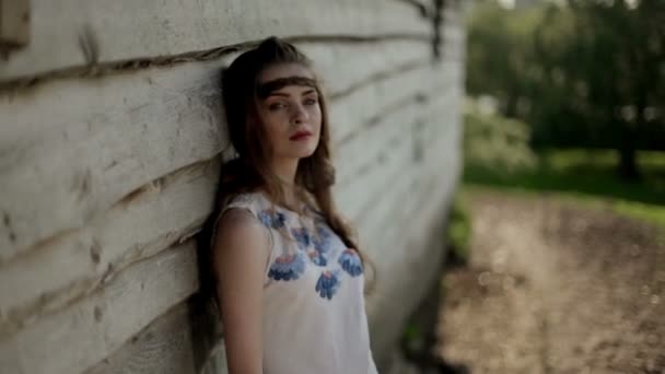 Молодая женщина Near Wooden House — стоковое видео