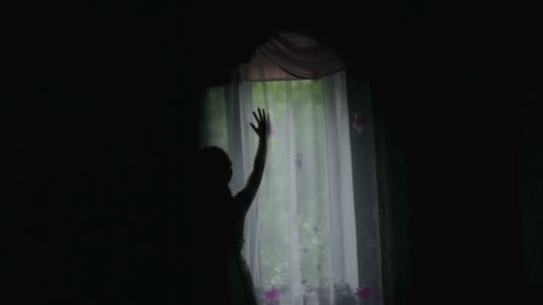 Невеста, стоящая у окна — стоковое видео