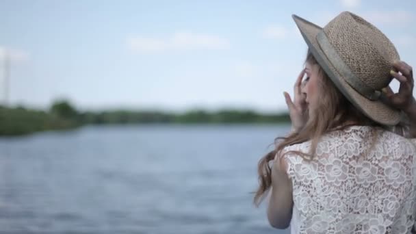 Jonge vrouw in de buurt van lake — Stockvideo