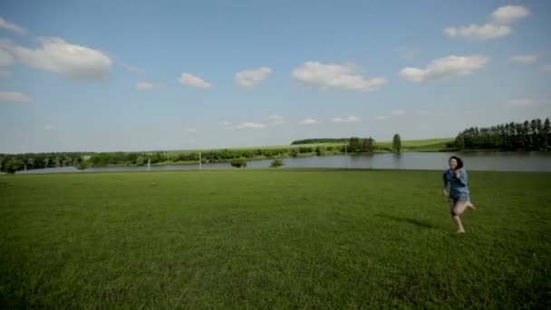 Junge Frau läuft in Feld — Stockvideo