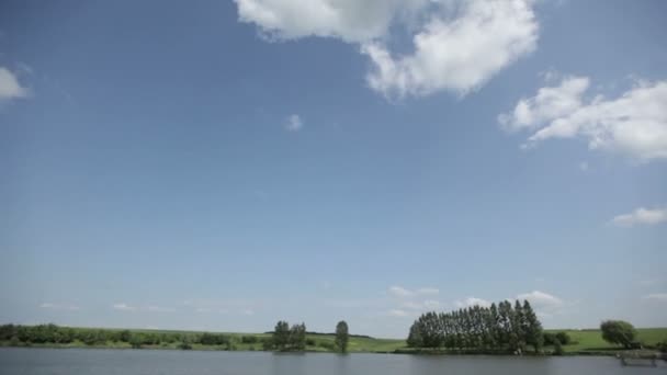 Hermoso lago y nubes — Vídeos de Stock