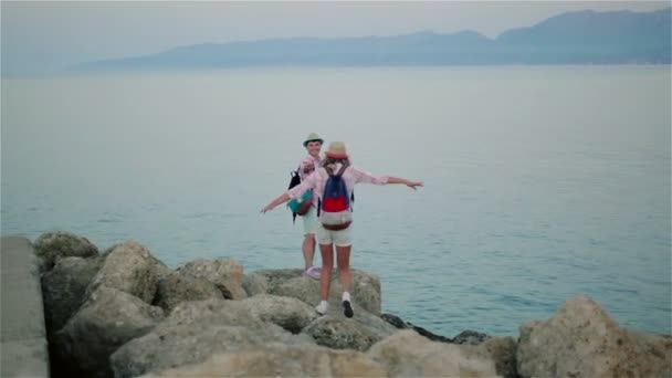 Jeunes mariés debout au bord de la mer — Video