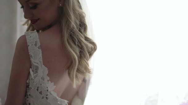 Sposa indossa abito da sposa — Video Stock