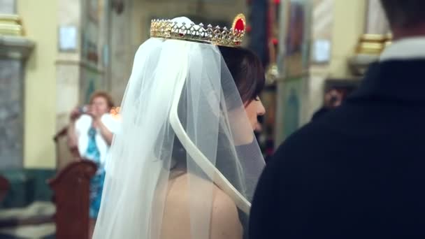 Braut und Bräutigam bei der Trauung — Stockvideo