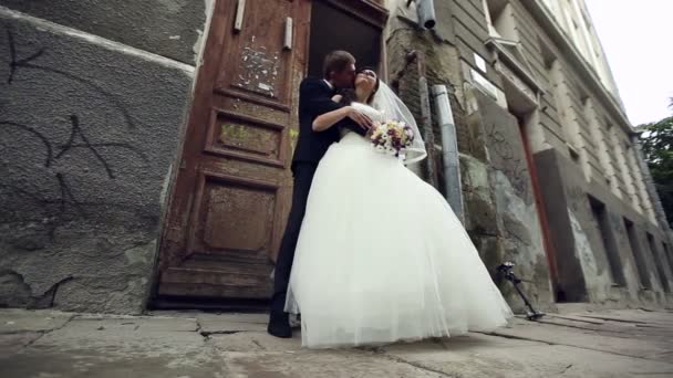 Sposo baci sposa — Video Stock