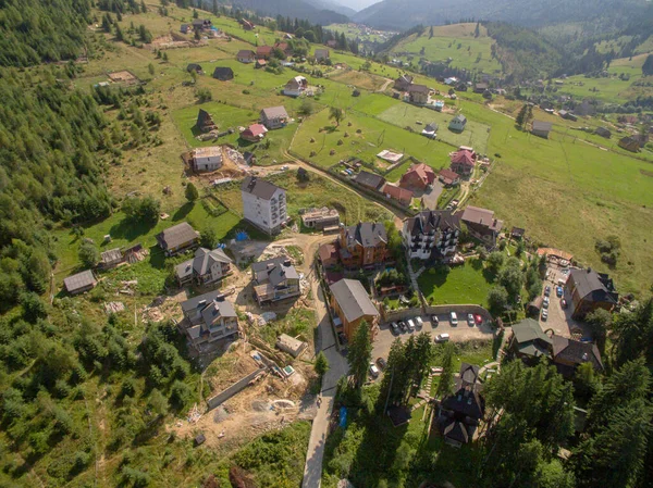 Green Mountaines. Photo aérienne au-dessus des hôtels privés — Photo