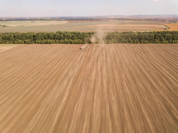 Harvesting in the Golden Wheat field. Aerial view. A Lot of Land — Stock Photo, Image