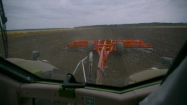 Tarlada hasat. Bir traktörle arazi ekimi