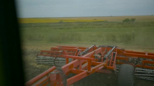 밭에서 추수하는 일. 트랙터를 사용하여 경작하는 땅 — 비디오