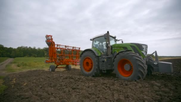 Zbieram plony na polu. Uprawa gruntu z ciągnikiem — Wideo stockowe