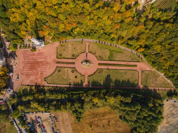 Zdjęcie Widok z lotu ptaka na Mariańskie Centrum Duchowe Zarvanytsia — Zdjęcie stockowe