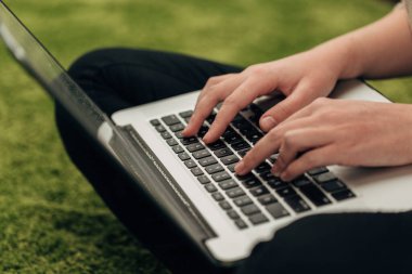 İnsan Ellerinin Yakın Çekimi Dizüstü bilgisayarın üzerine yerleştirildi.