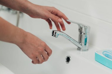 Kız enfeksiyonu önlemek için ellerini yıkar. Virüs COVID-19..