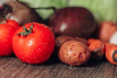 Taze ve Parlak Sebzeler Mutfak Masasında Yatar.