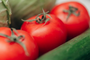 Taze ve Parlak Sebzeler Mutfak Masasında Yatar.