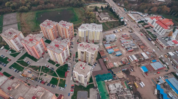 町の新しいマイクロ地区の空中ドローンビュー — ストック写真