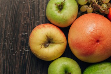 Tahta Kahverengi Arkaplanda Yaz Renkli Meyveler Kompozisyonu