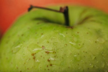 Elma Kabuktaki Küçük Su Damlacıklarıyla Kapatın