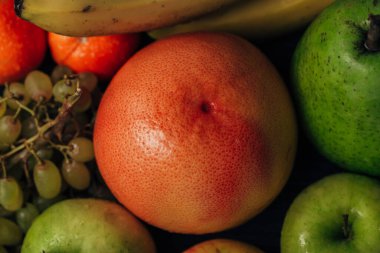 Tahta Kahverengi Arkaplanda Yaz Renkli Meyveler Kompozisyonu