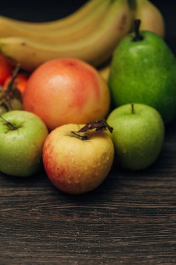 Tahta Kahverengi Arkaplanda Yaz Renkli Meyveler Kompozisyonu