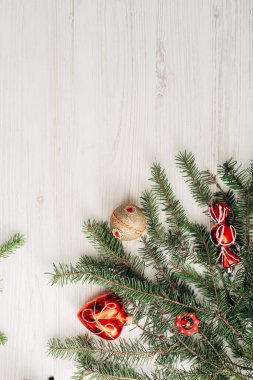 Kopya Boşluğu Olan Beyaz Tahta Masa Üzerinde Noel Kompozisyonu