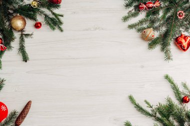 Kopya Boşluğu Olan Beyaz Tahta Masa Üzerinde Noel Kompozisyonu