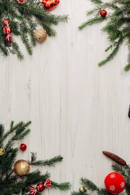 Kopya Alanlı Beyaz Tahta Masada Kırmızı Noel Dekorasyonları