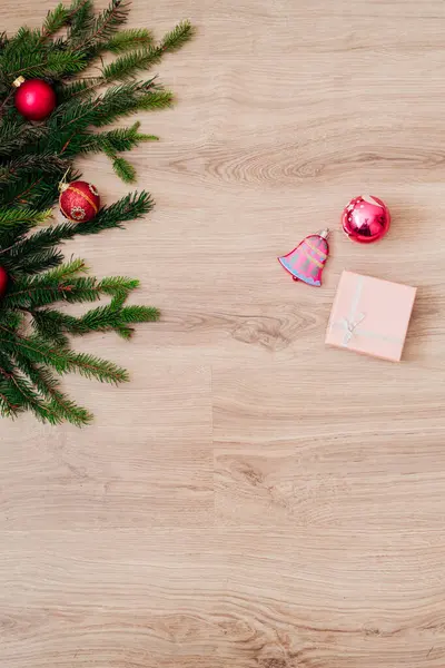 Ramas del árbol de Navidad y sobre un fondo de madera con espacio de copia —  Fotos de Stock