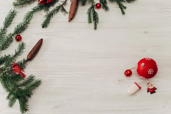 Decorações de Natal em uma mesa de madeira branca com espaço de cópia — Fotografia de Stock