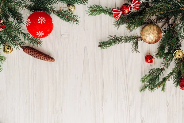 Composición de Navidad en una mesa de madera blanca con espacio de copia —  Fotos de Stock