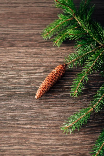 Decoración de las ramas del árbol de Navidad sobre un fondo marrón con CopySpace —  Fotos de Stock