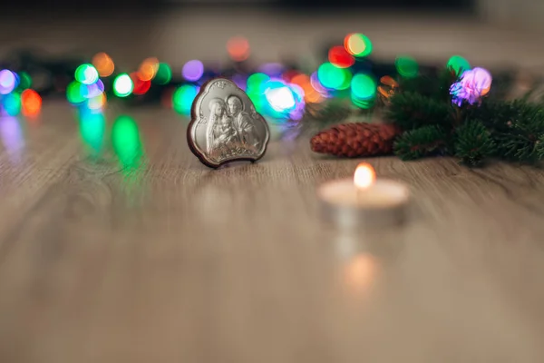 Χριστουγεννιάτικη Σύνθεση Εκκλησιαστικής Εικόνας σε ξύλινο φόντο με πολύχρωμα φώτα — Φωτογραφία Αρχείου