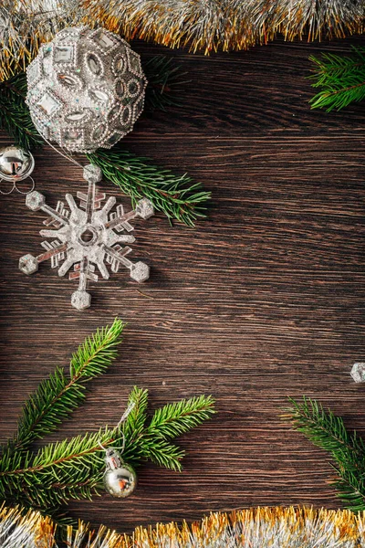 Ramas de árboles de Navidad y copos de nieve sobre un fondo marrón con espacio de copia —  Fotos de Stock