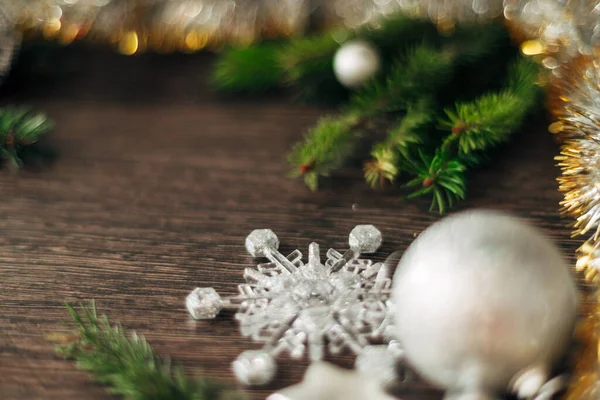 Árvore de Natal Ramos e flocos de neve em um fundo marrom com espaço de cópia — Fotografia de Stock