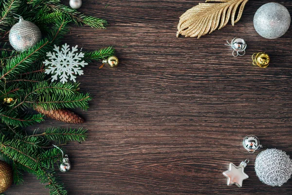带有CopySpace的棕色背景下的圣诞树分枝和雪花 — 图库照片