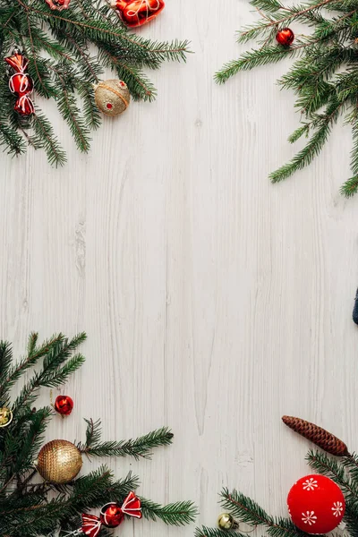 Decorações vermelhas de Natal em uma mesa de madeira branca com espaço de cópia — Fotografia de Stock