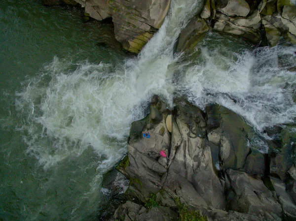 Photo Aérienne Au-dessus De La Rivière Dans La Forêt De Montagnes — Photo